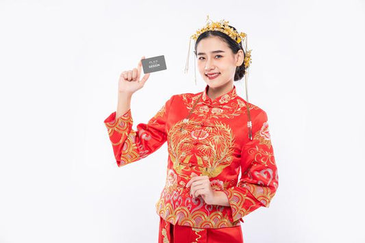 Free Chinese Woman Hold Blank Credit Card Mockup Psd