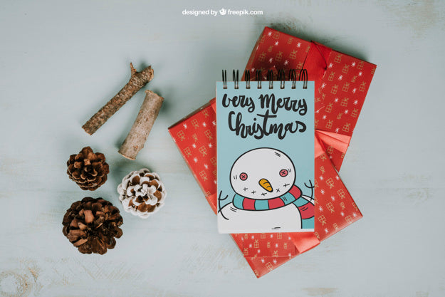 Free Christmas Mockup With Notepad And Presents Psd