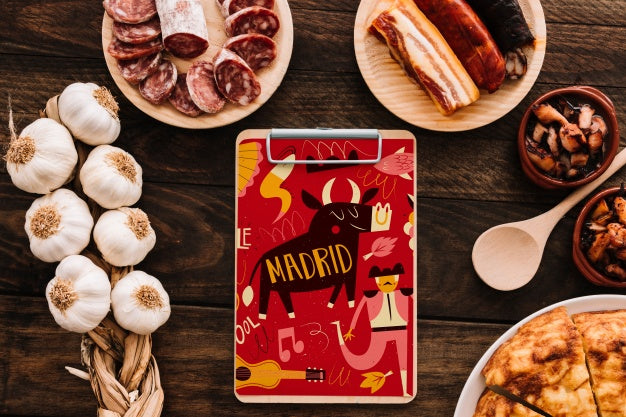 Free Clipboard Mockup With Traditional Spanish Food Psd