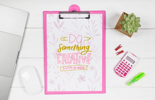 Free Clipboard On Desk With Inspirational Message Psd