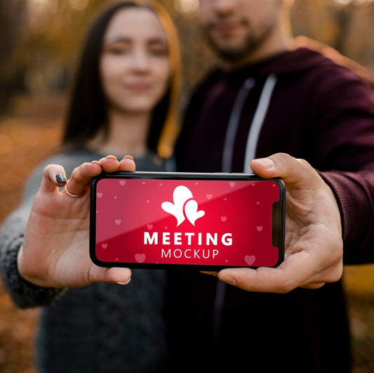 Free Close-Up Blurry Couple Holding Phone Psd