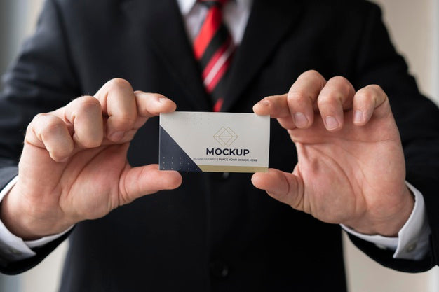 Free Close-Up Businessman Holding Business Card Mock-Up With Both Hands Psd