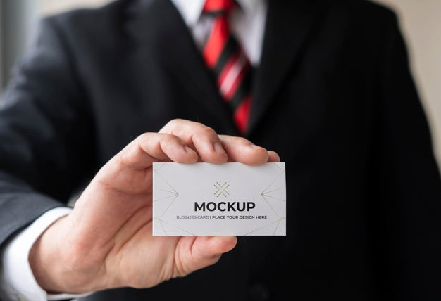 Free Close-Up Businessman Holding Business Card Mock-Up With One Hand Psd