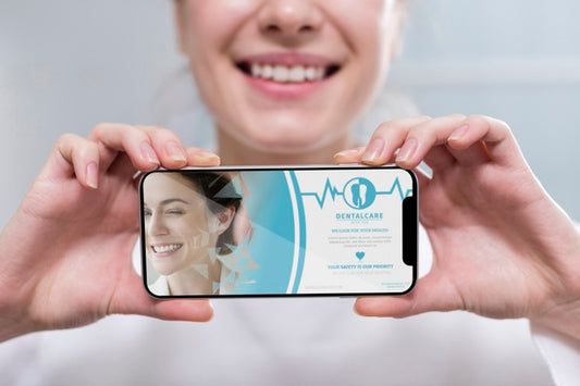 Free Close-Up Dentist Holding A Smartphone Mock-Up Psd