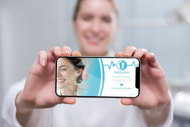 Free Close-Up Dentist Holding A Smartphone Psd