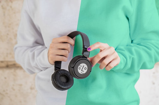 Free Close-Up Girl With Hoddie Holding Headphones Psd