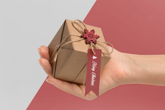 Free Close-Up Hand Holding Gift Box Psd