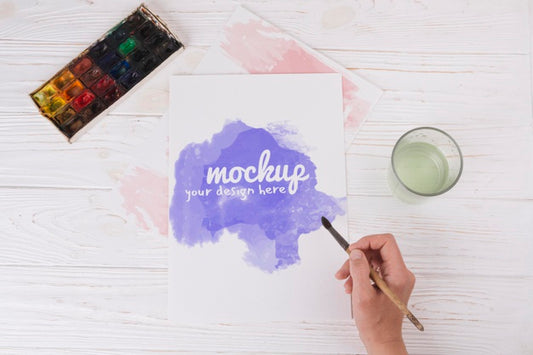 Free Close-Up Hand Painting With Watercolors Psd