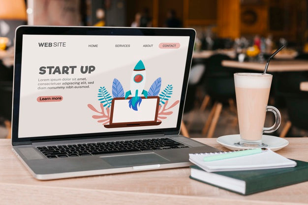 Free Close-Up Laptop With Start Up Landing Page Psd