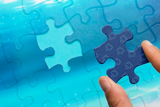 Free Close-Up Man Holding Jigsaw Piece Of Puzzle Psd