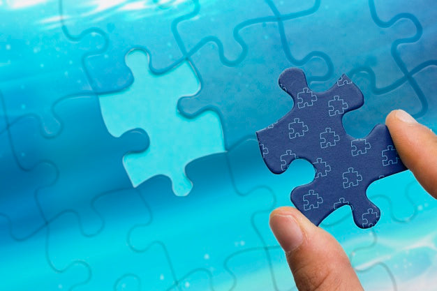 Free Close-Up Man Holding Jigsaw Piece Of Puzzle Psd