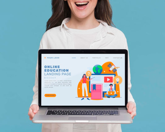 Free Close-Up Smiley Woman Holding Laptop Psd