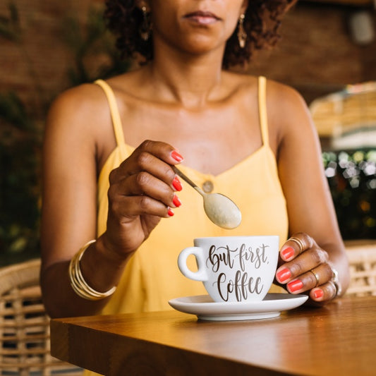 Free Coffee Cup Mockup With Woman Psd