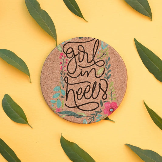 Free Cork Plate Mockup With Floral Decoration Psd