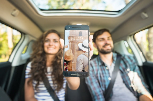 Free Couple In Car Showing Smartphone Mockup Psd