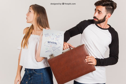 Free Couple With Suitcase And Paper Psd