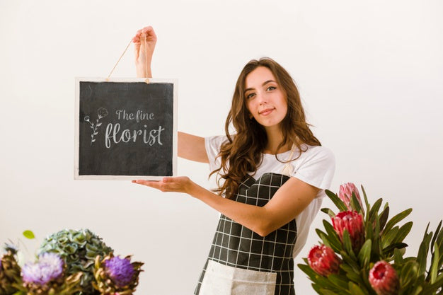 Free Cute Young Woman Holding Mock-Up Sign Psd