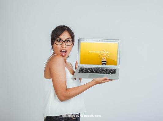 Free Design Of Mock Up With Surprised Woman And Laptop Psd