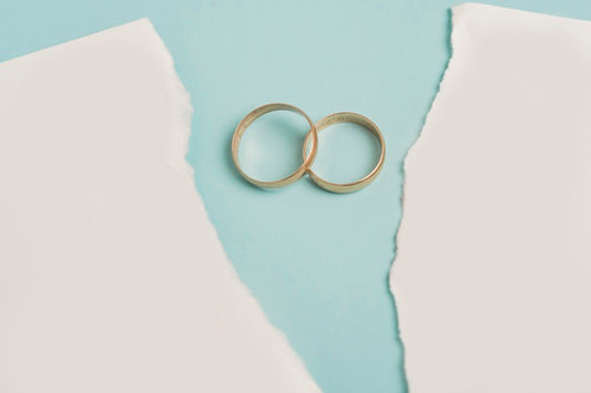 Free Divorce Concept With Wedding Rings Psd