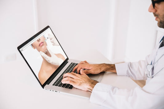 Free Doctor Working With Laptop Psd