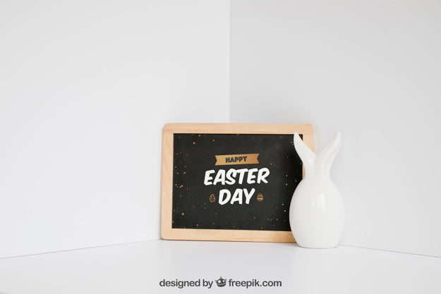Free Easter Mockup With Slate In Corner Psd