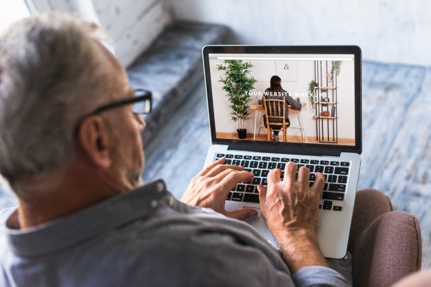 Free Elderly Man Using Laptop Psd