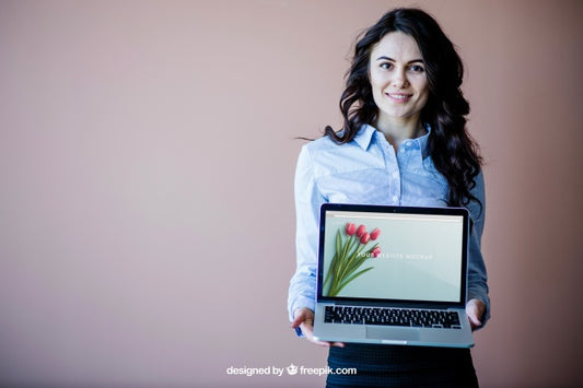 Free Elegant Business Woman Presenting Laptop Psd