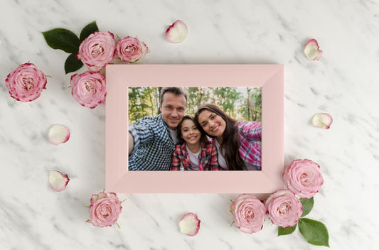 Free Family And Roses Mock-Up Memory Photo Psd