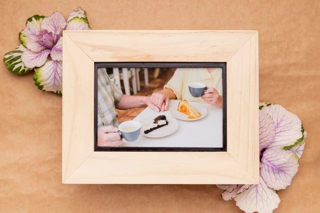 Free Family Frame Flower Concept Mock-Up Psd