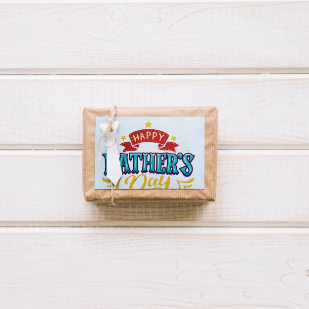 Free Fathers Day Mockup With Present Box Psd