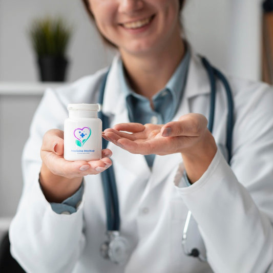 Free Female Doctor Holding A Mock-Up Medicine Bottle Psd