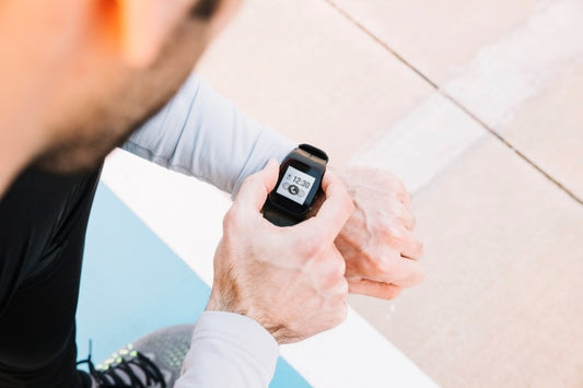 Free Fitness Mockup With Smartwatch Psd