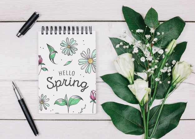 Free Flat Lay Notepad Mockup With Spring Concept Psd