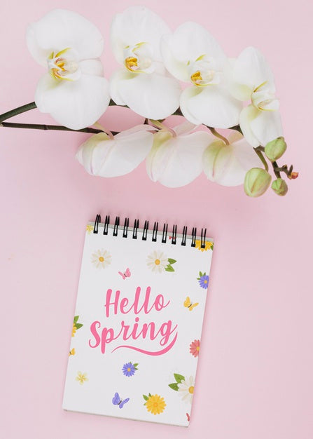 Free Flat Lay Notepad Mockup With Spring Concept Psd