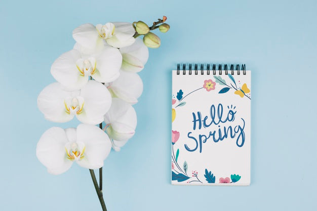 Free Flat Lay Notepad Mockup With Spring Concept Psd