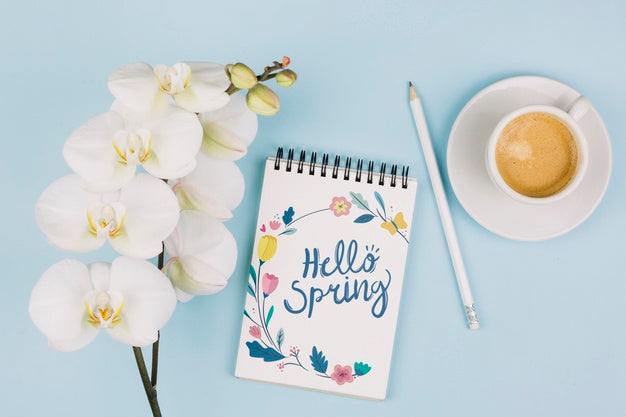 Free Flat Lay Notepad Mockup With Spring Concept Psd