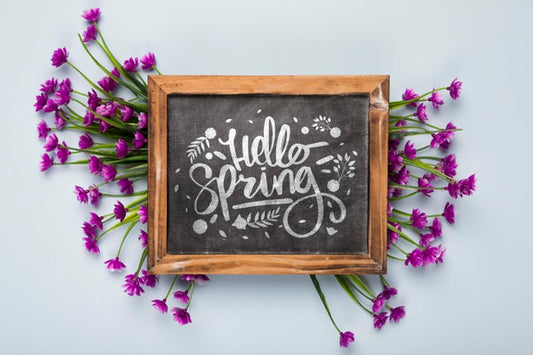 Free Flat Lay Of Blackboard With Flowers Psd