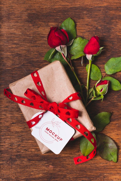 Free Flat Lay Of Gift With Roses Psd