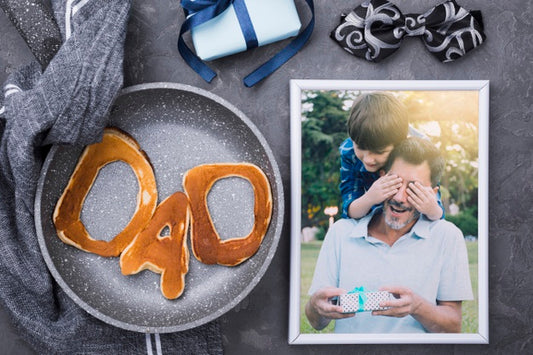Free Flat Lay Of Photo With Pancakes In Pan And Gift For Fathers Day Psd