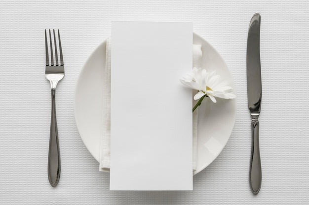 Free Flat Lay Of Spring Menu Mock-Up On Plate With Cutlery And Flower Psd