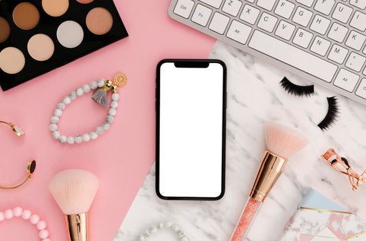 Free Flat Lay Smartphone Mock-Up With Make-Up Brushes On Desk Psd