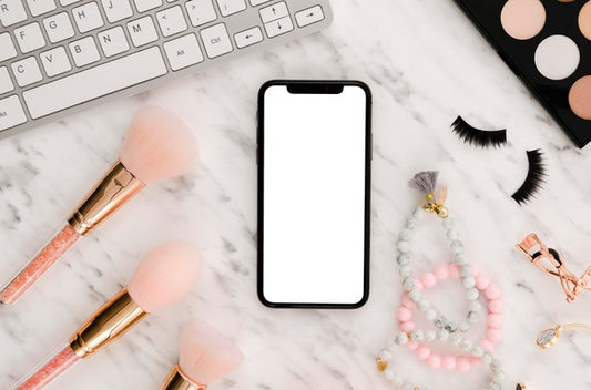 Free Flat Lay Smartphone Mock-Up With Make-Up Brushes Psd