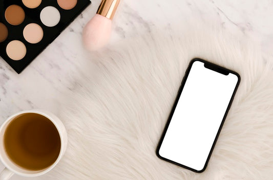 Free Flat Lay Smartphone Mock-Up With Make-Up Palette Psd