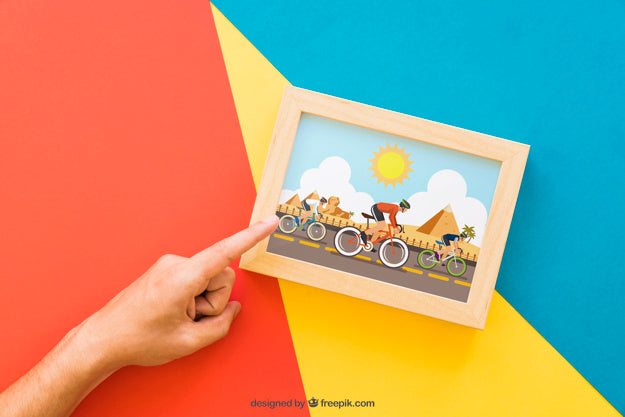 Free Frame Mock Up With Pointing Finger Psd