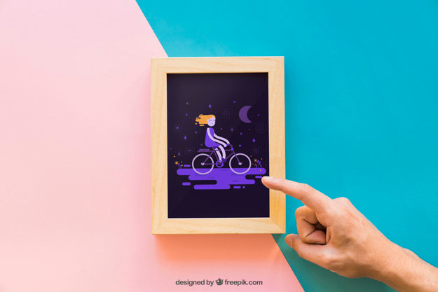 Free Frame Mockup With Pointing Finger Psd