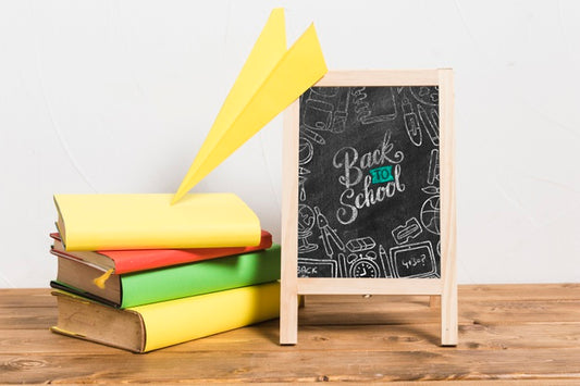 Free Front View Chalkboard With Pile Of Books Psd