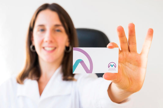 Free Front View Of Defocused Businesswoman Holding Business Card Psd