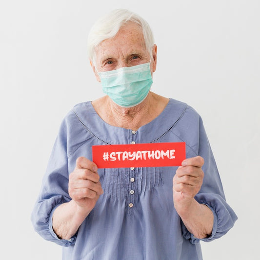 Free Front View Of Elder Woman With Medical Mask Holding Message Psd