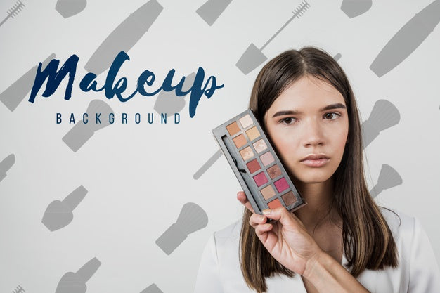 Free Front View Of Girl With Make-Up Palette Psd