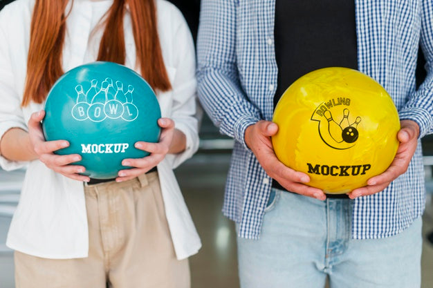 Free Front View Of Man And Woman Holding Bowling Balls Psd